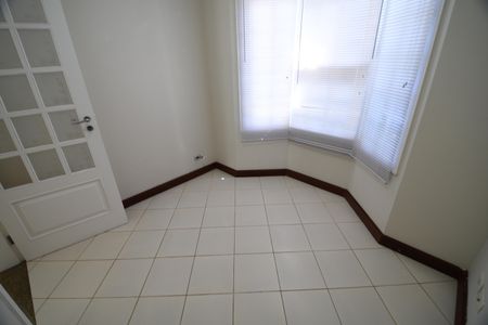 Casa à venda com 270m², 3 quartos e 3 vagasEscritório 1