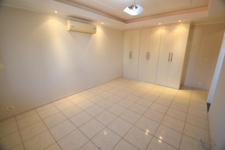 Casa à venda com 270m², 3 quartos e 3 vagasSuíte