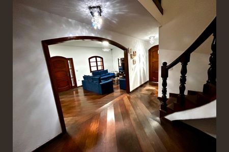 Casa à venda com 500m², 6 quartos e 3 vagas Casa à venda com 500m², 6 quartos e 3 vagasEntrada
