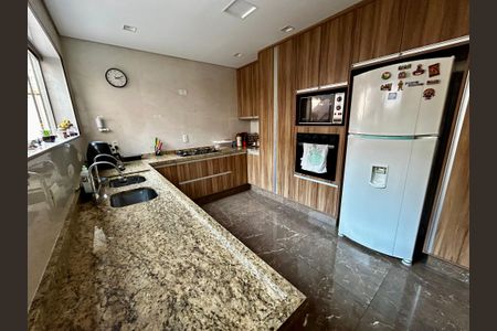 Casa à venda com 500m², 6 quartos e 3 vagas Casa à venda com 500m², 6 quartos e 3 vagasCozinha