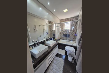 Apartamento à venda com 200m², 4 quartos e 3 vagas Apartamento à venda com 200m², 4 quartos e 3 vagasBanheiro da Suíte