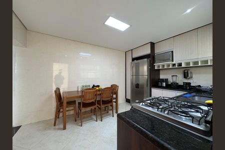 Casa à venda com 154m², 4 quartos e 2 vagas Casa à venda com 154m², 4 quartos e 2 vagasCozinha