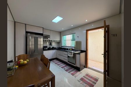 Casa à venda com 154m², 4 quartos e 2 vagas Casa à venda com 154m², 4 quartos e 2 vagasCozinha