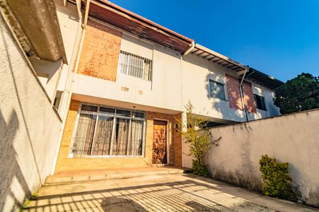 Casa à venda com 120m², 3 quartos e 2 vagas Casa à venda com 120m², 3 quartos e 2 vagasFachada