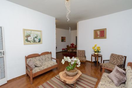 Casa à venda com 250m², 4 quartos e 3 vagas Casa à venda com 250m², 4 quartos e 3 vagasSala