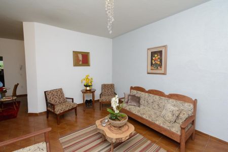 Casa à venda com 250m², 4 quartos e 3 vagas Casa à venda com 250m², 4 quartos e 3 vagasSala