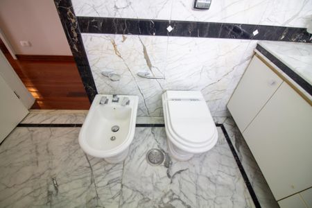 Casa à venda com 696m², 3 quartos e 6 vagasBanheiro da Suíte 2