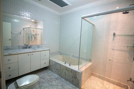 Casa à venda com 696m², 3 quartos e 6 vagasBanheiro da Suíte 3