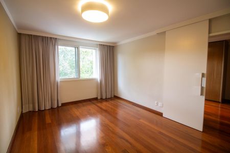 Casa à venda com 696m², 3 quartos e 6 vagasSuíte 2