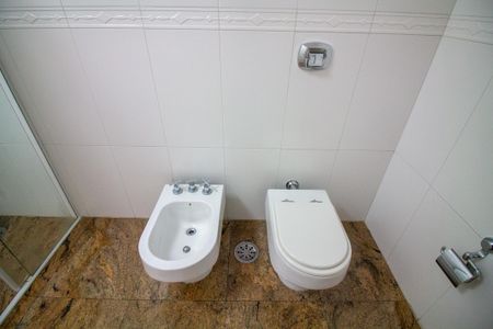 Casa à venda com 696m², 3 quartos e 6 vagasBanheiro da Suíte 1