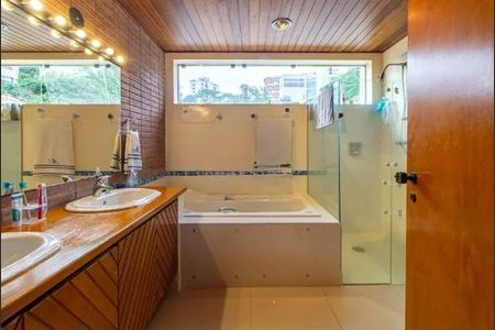 Casa à venda com 369m², 4 quartos e 2 vagas