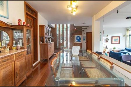 Casa à venda com 369m², 4 quartos e 2 vagas