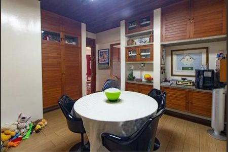 Casa à venda com 369m², 4 quartos e 2 vagas