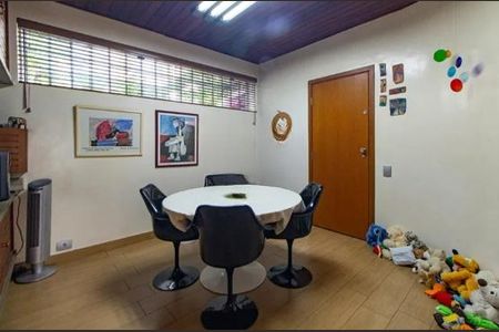 Casa à venda com 369m², 4 quartos e 2 vagas