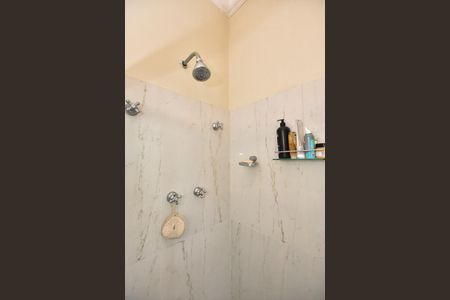 Casa à venda com 715m², 5 quartos e 3 vagasChuveiro do banheiro da Suíte 3