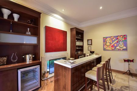Casa à venda com 715m², 5 quartos e 3 vagasEspaço Bar