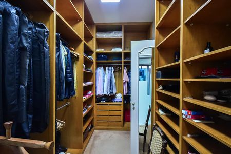 Casa à venda com 715m², 5 quartos e 3 vagasArmário 1 da Suíte 2