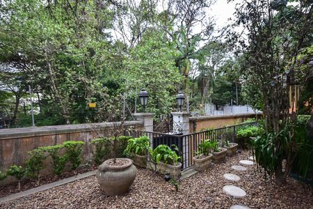 Casa à venda com 715m², 5 quartos e 3 vagasEntrada