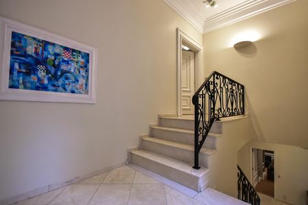 Casa à venda com 715m², 5 quartos e 3 vagasEscada