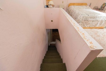 Casa à venda com 90m², 2 quartos e 1 vaga Casa à venda com 90m², 2 quartos e 1 vagaEscadas