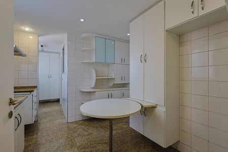 Apartamento à venda com 130m², 3 quartos e 2 vagasCozinha
