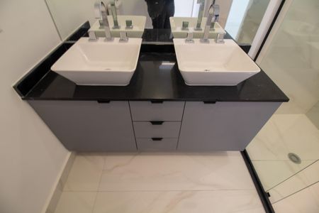 Apartamento para alugar com 140m², 2 quartos e 2 vagasBanheiro da Suíte 2 - Senhora