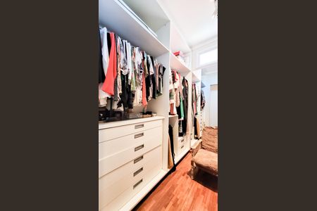Casa de condomínio à venda com 230m², 4 quartos e 3 vagas Casa de condomínio à venda com 230m², 4 quartos e 3 vagasCloset Suíte 1