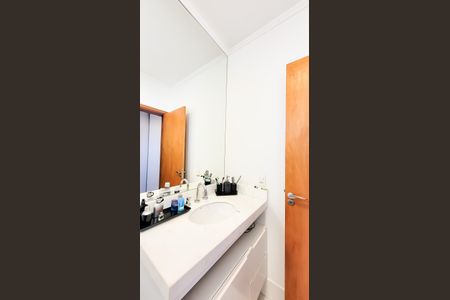 Casa de condomínio à venda com 230m², 4 quartos e 3 vagas Casa de condomínio à venda com 230m², 4 quartos e 3 vagasBanheiro Suite 2