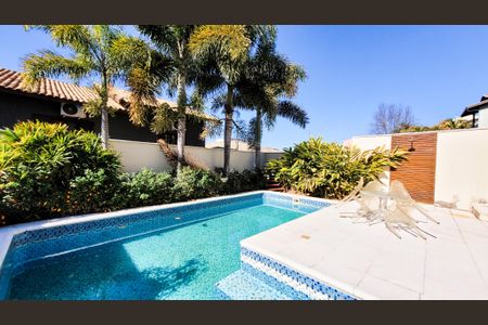 Casa de condomínio à venda com 230m², 4 quartos e 3 vagas Casa de condomínio à venda com 230m², 4 quartos e 3 vagasPiscina
