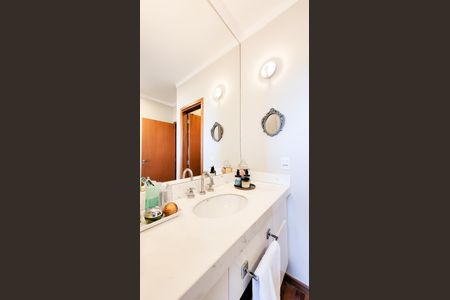 Casa de condomínio à venda com 230m², 4 quartos e 3 vagas Casa de condomínio à venda com 230m², 4 quartos e 3 vagasBanheiro Suíte 1