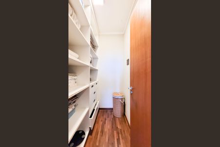 Casa de condomínio à venda com 230m², 4 quartos e 3 vagas Casa de condomínio à venda com 230m², 4 quartos e 3 vagasCloset Suíte 1