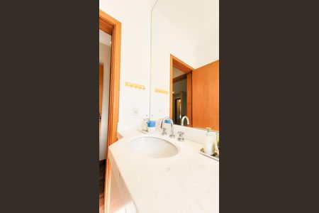 Casa de condomínio à venda com 230m², 4 quartos e 3 vagas Casa de condomínio à venda com 230m², 4 quartos e 3 vagasBanheiro Suite 3