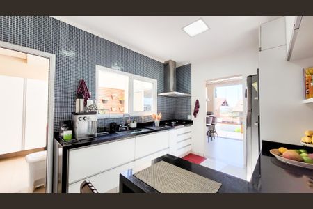 Casa de condomínio à venda com 230m², 4 quartos e 3 vagas Casa de condomínio à venda com 230m², 4 quartos e 3 vagasCozinha