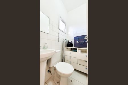 Casa de condomínio à venda com 230m², 4 quartos e 3 vagas Casa de condomínio à venda com 230m², 4 quartos e 3 vagasBanheiro de serviço