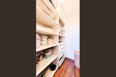 Casa de condomínio à venda com 230m², 4 quartos e 3 vagas Casa de condomínio à venda com 230m², 4 quartos e 3 vagasCloset Suíte 1
