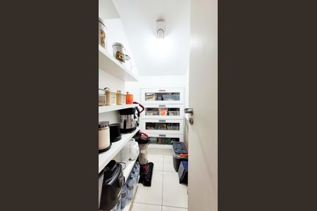 Casa de condomínio à venda com 230m², 4 quartos e 3 vagas Casa de condomínio à venda com 230m², 4 quartos e 3 vagasDespensa