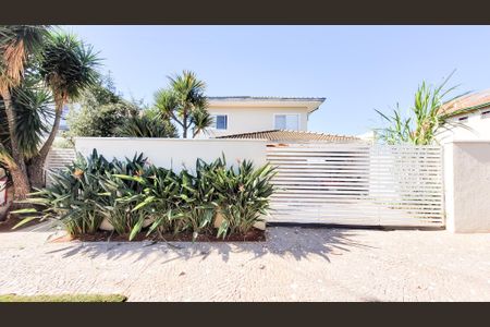 Casa de condomínio à venda com 230m², 4 quartos e 3 vagas Casa de condomínio à venda com 230m², 4 quartos e 3 vagasFachada