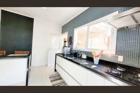 Casa de condomínio à venda com 230m², 4 quartos e 3 vagas Casa de condomínio à venda com 230m², 4 quartos e 3 vagasCozinha