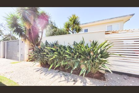 Casa de condomínio à venda com 230m², 4 quartos e 3 vagas Casa de condomínio à venda com 230m², 4 quartos e 3 vagasFachada