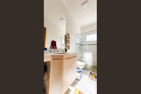Casa de condomínio à venda com 230m², 4 quartos e 3 vagas Casa de condomínio à venda com 230m², 4 quartos e 3 vagasBanheiro Suite 3