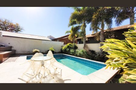 Casa de condomínio à venda com 230m², 4 quartos e 3 vagas Casa de condomínio à venda com 230m², 4 quartos e 3 vagasPiscina