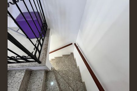 Casa de condomínio à venda com 85m², 3 quartos e 1 vagaEscada p/ Terceiro andar