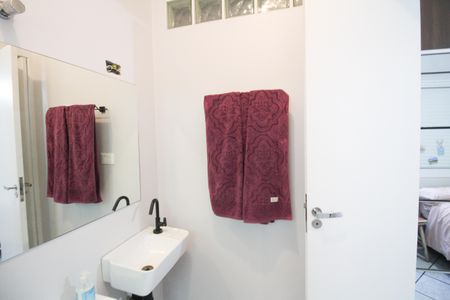 Casa à venda com 100m², 3 quartos e 2 vagas Casa à venda com 100m², 3 quartos e 2 vagasBanheiro Suite 2