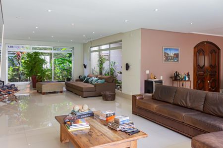 Casa à venda com 600m², 6 quartos e 6 vagas Casa à venda com 600m², 6 quartos e 6 vagasSala