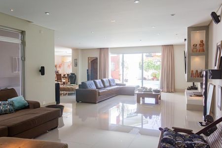 Casa à venda com 600m², 6 quartos e 6 vagas Casa à venda com 600m², 6 quartos e 6 vagasSala