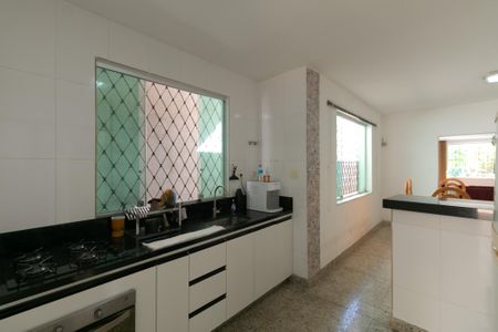 Casa à venda com 379m², 3 quartos e 1 vaga Casa à venda com 379m², 3 quartos e 1 vagaCozinha