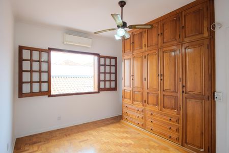 Casa à venda com 180m², 4 quartos e 2 vagasSuíte