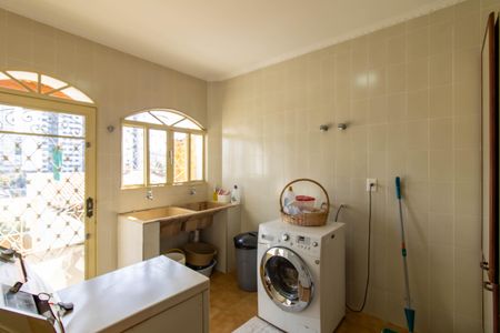 Casa à venda com 500m², 5 quartos e 6 vagas Casa à venda com 500m², 5 quartos e 6 vagasÁrea de Serviço