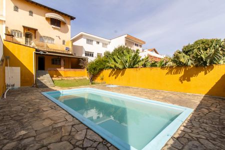 Casa à venda com 500m², 5 quartos e 6 vagas Casa à venda com 500m², 5 quartos e 6 vagasPiscina