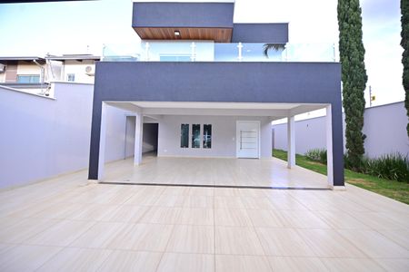 Casa para alugar com 257m², 3 quartos e 4 vagas Casa para alugar com 257m², 3 quartos e 4 vagasFachada